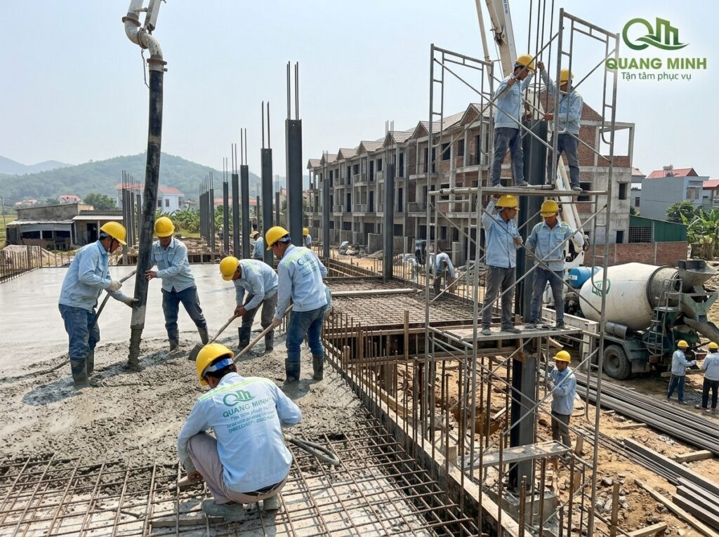 Công trình đang đổ bê tông sàn với hệ thống giàn giáo và thép cốt được lắp đặt đầy đủ.